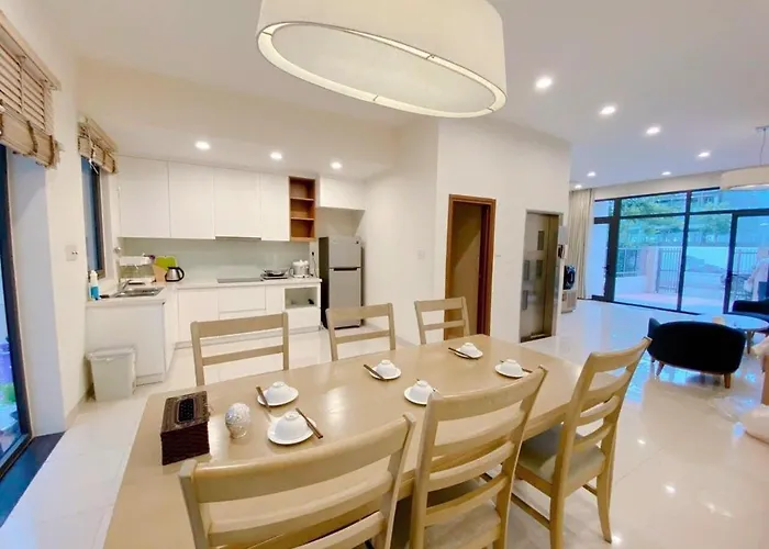 Khách sạn hẻo lánh Royal Lotus 5 Bedroom Hạ Long